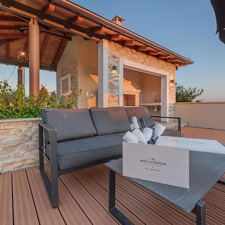 Pia Villa